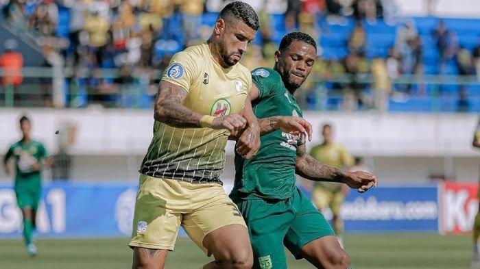 Bek Barito Putera Renan Alves saat menghadapi Persebaya Surabaya