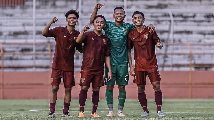 Rendi Irwan (Kiri) dan Dicky Kurniawan (Dua dari kiri) berfoto bersama Oktafianus Fernando (dua dari kanan) usai laga uji coba Persebaya Surabaya vs Raka FC.