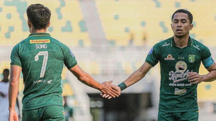 Reva Adi Utama dan Song Ui-Young saat memperkuat Persebaya Surabaya di Liga 1 2023/2024 s