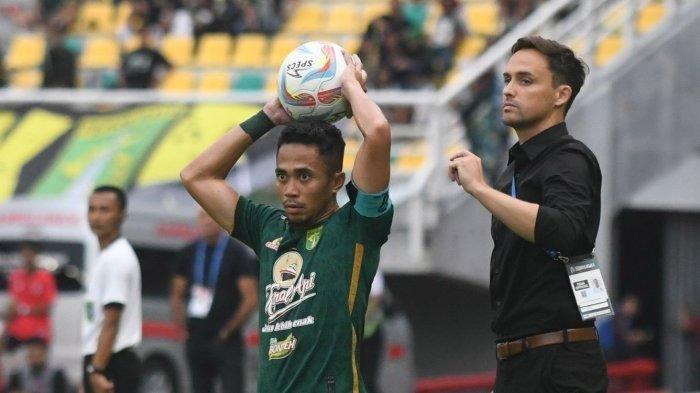 Reva Adi Utama di laga Persebaya Surabaya vs Bhayangkara FC di Stadion Gelora Bung Tomo, Surabaya