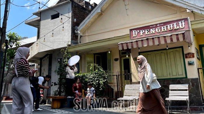 
Sejumlah wisatawan berswafoto di Kampung Heritage Kayutangan, Kota Malang, Senin (16/9/2024). Libur panjang Maulid Nabi Muhammad SAW 1446 Hijriyah ribuan warga memadati Kampung Heritage Kayutangan untuk berlibur. 
