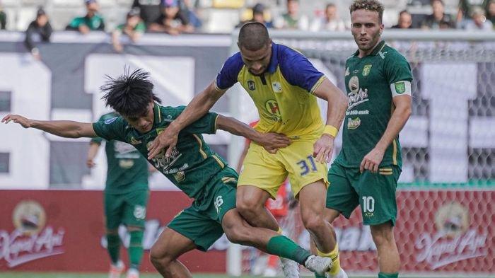 Ripal Wahyudi saat berebut bola dengan Murillo Mendes di laga Persebaya Surabaya vs Barito Putera
