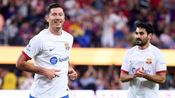 Robert Lewandowski memperkuat Barcelona di laga pramusim