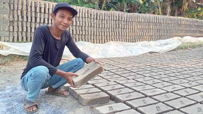 Rozaq, Pemuda Bojonegoro Pelestari Industri Batu Bata Merah, Sebut Batu