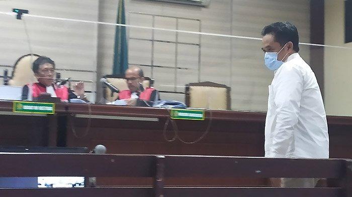OB DPRD Jatim dan ajudan Sahat Tua Simanjuntak, Rusdi saat di depan majelis hakim sidang vonis, di Ruang Sidang Candra Kantor Pengadilan Tipikor Surabaya, Selasa (26/9/2023).