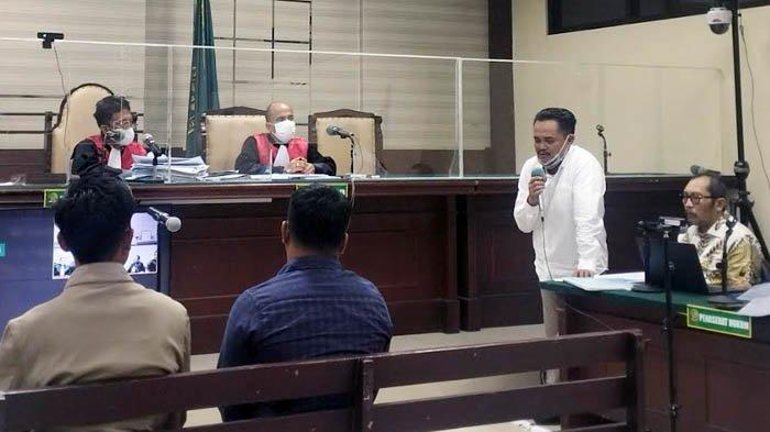 Rusdi terdakwa kasus suap dana hibah pokir berdiri di samping Wakil DPRD Jatim nonaktif Sahat Tua Simanjuntak, menanggapi keterangan saksi Eeng dalam sidang agenda pemeriksaan saksi di Pengadilan Tipikor Surabaya pada Jumat (21/7/2023).