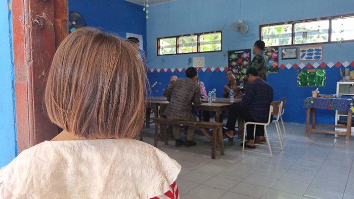 SAH melihat proses mediasi di ruang kelas SDN 236 Gresik, Sabtu (16/9/2023). Ia buta usai dicolok pakai tusuk pentol yang diduga dilakukan temannya di sekolah