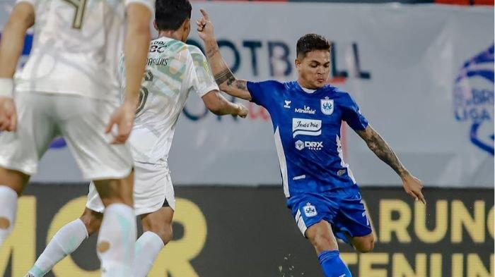SEPAKAN - Gali Freitas melepaskan tendangan di laga PSIS Semarang vs Persib Bandung dalam lanjutan pekan ke-22 Liga 1 2024/2025 di Stadion Jatidiri, Semarang pada Minggu (9/2), Persib berhasil menang meski hanya bermain dengan 10 pemain.