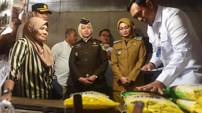 Sidak Bareng Dirut Bulog, Vinanda Pastikan Penyaluran Beras SPHP di Kota Kediri Sesuai Aturan