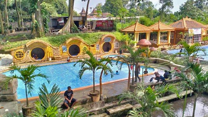 SUMBER SIRAH - Suasana wisata kolam renang Sumber Sirah di Desa Kerkep, Kecamatan Gurah, Kabupaten Kediri, Jawa Timur, yang jernih dan udara segar. Kolam renang ini langsung dari sumber mata air Sumber Sirah. 