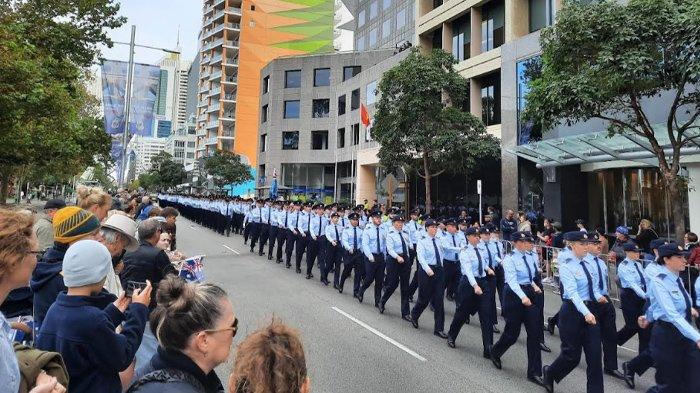 Ribuan warga berdiri di pingir-pinggir jalan menyaksikan parade ANZAC Day di Kota Perth, Australia, Kamis (25/4/2024).