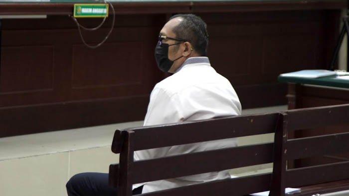 Wakil DPRD Jatim nonaktif, Sahat Tua Simanjuntak saat menjalani sidang kasus suap dana hibah pokir di Pengadilan Tipikor Surabaya pada Jumat (21/7/2023) kemarin.