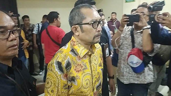 Wakil Ketua DPRD Jatim nonaktif, Sahat Tua Simanjuntak terdakwa dugaan kasus korupsi dana hibah pokok pikiran (Pokir) APBD Pemprov Jatim usai menjalani sidang vonis di Ruang Sidang Candra Kantor Pengadilan Tipikor Surabaya, Selasa (26/9/2023) malam.