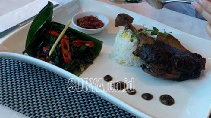 Sajian daging bebek melalui proses memasak confit disajikan dengan saus bumbu rawon kaya rempah di Hotel Ciputra World Surabaya