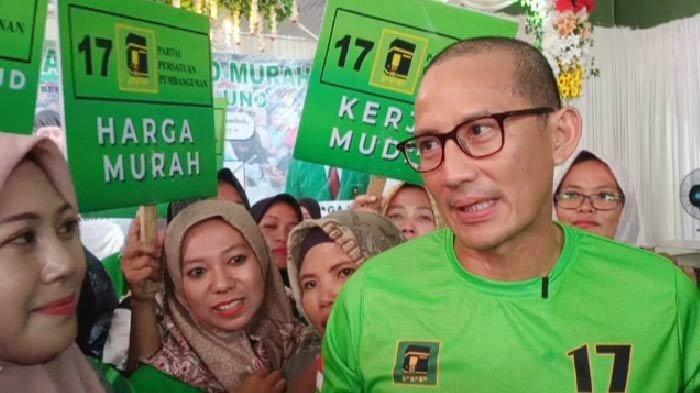 Ketua Bappilu DPP PPP  Sandiaga Uno di acara Bazar Sembako Murah untuk warga Kemantren, Kecamatan Paciran, Lamongan, Sabtu (20/1/2024).