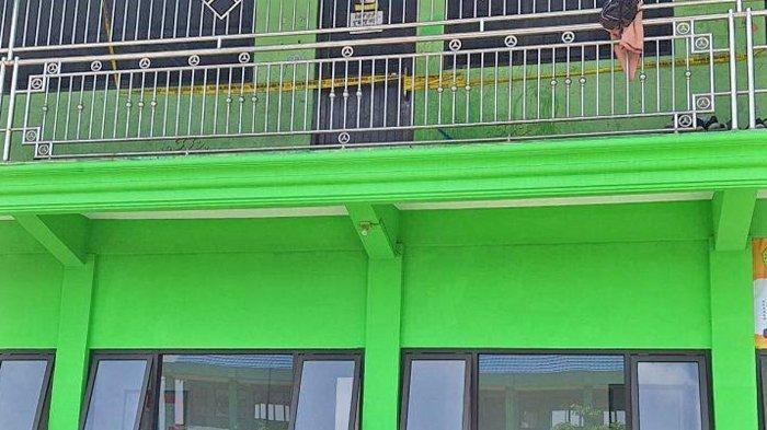 Lantai dua kamar korban dipasang garis polisi, Minggu (3/11/2024). Santri di wilayah Kecamatan Kedamean Gresik ditemukan meninggal dunia diduga menjadi korban penganiayaan di dalam pondok pesantren.