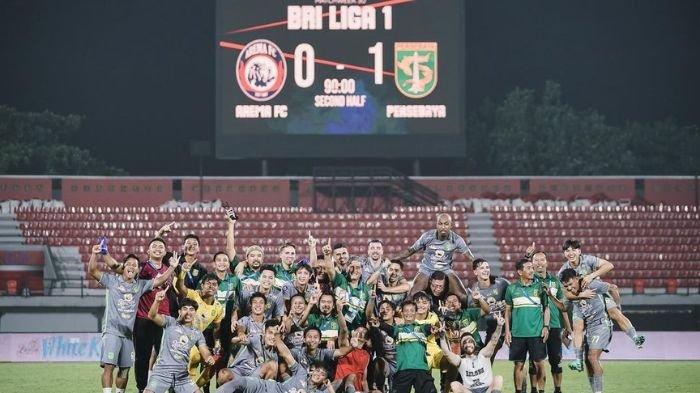 Selebrasi pemain Persebaya Surabaya usai mengalahkan Arema FC di Derby Jatim Pekan ke-30 Liga 1 2023/2024