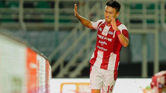 Pemain Persis Solo, Sho Yamamoto enggan melakukan selebrasi saat berhasil membobol gawang Persebaya Surabaya di Stadion Gelora Bung Tomo, Surabaya