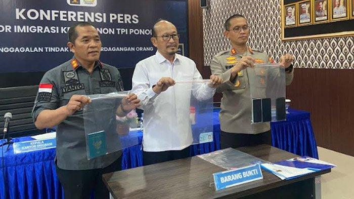 Pers rilis sindikat penjualan ginjal internasional di Kantor Imigrasi Kelas II TPI Ponorogo.
