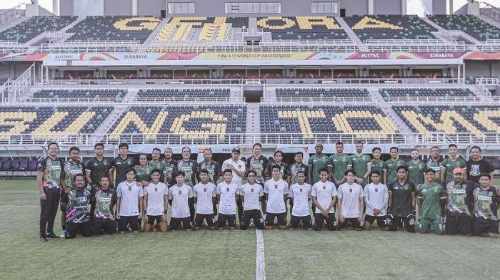 Skuad Persebaya Surabaya berpose di Stadion Gelora Bung Tomo, Surabaya
