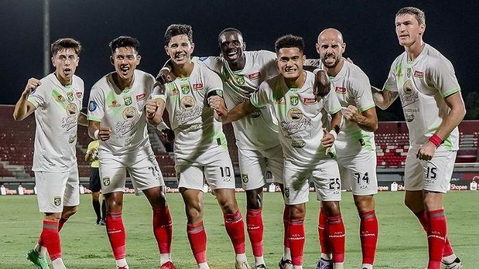 Skuad Persebaya Surabaya saat merayakan gol ke jala Persita Tangerang