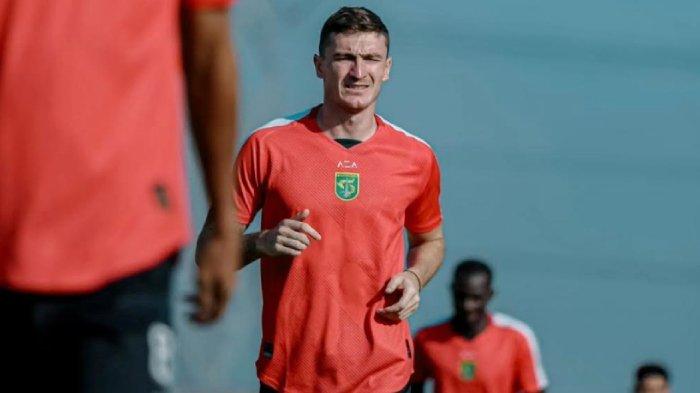 Salah seorang pemain asing Persebaya Surabaya, Slavko Damjanovic menjalani tes fisik dalam sesi latihan tim di Lapangan ABC Kompleks Stadion GBT, Surabaya.