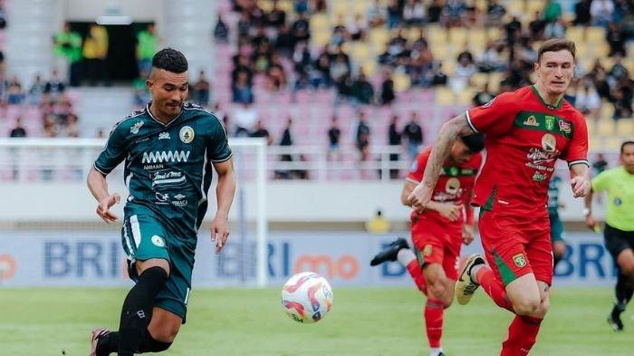 Slavko Damjanovic mengawal Gustavo Tocantins di laga PSS Sleman vs Persebaya
