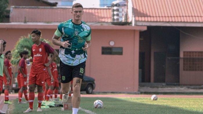 Slavko Damjanovic menjalani sesi latihan perdananya sebagai pemain Persebaya Surabaya