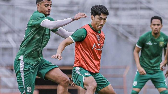 Song Ui-Young berlatih bersama skuad Persebaya Surabaya di Stadion Gelora 10 Nopember, Tambaksari