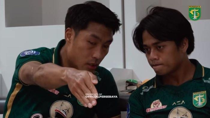 Gelandang Persebaya Surabaya Song Ui-Young saat berdiskusi dengan Andre Oktaviansyah