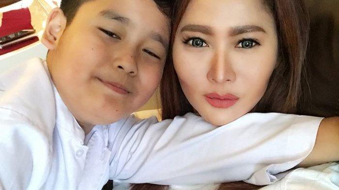 Inul Daratista dan anaknya, Ivan. Baru saja Rayakan Ultah 3 Hari 3 Malam di Pasuruan Jatim.