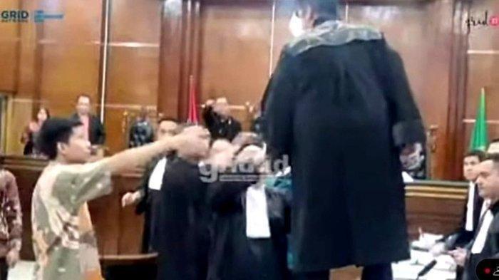 PENGACARA NAIK MEJA - Pengacara Razman Arif Nasution, Firdaus Oiwobo naik ke atas meja saat sidang pencemaran nama baik di Pengadilan Negeri Jakarta Utara, pada Kamis (6/2/2025).