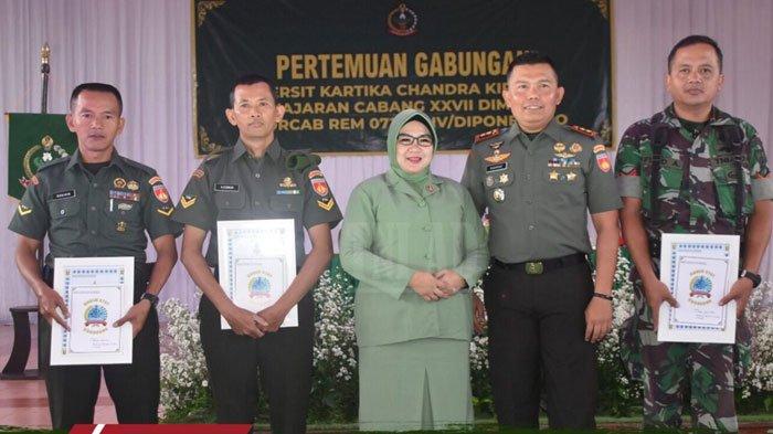 Dandim Wonosobo berikan penghargaan kepada para Babinsa termasuk Serda Rosiki, babinsa jago ruqyah dan pengobatan alternatif.