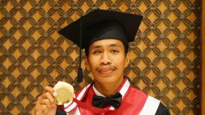 Syamsul Arifin, marbot masjid raih gelar sarjana di UM Surabaya