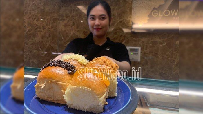 Staff Hotel Santika Gubeng menunjukkan Roti Kasur Jadul Romantika, yang dibuat dengan beragam isian.