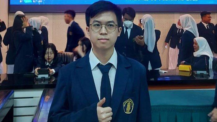 Stanley yang Lulus Kedokteran UB Tepat Waktu dengan IPK Nyaris Sempurna.