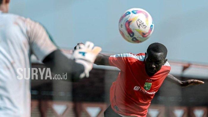 Striker Persebaya, Flavio Silva dalam sesi latihan tim di Lapangan Thor, Surabaya. Persiapan tim jelang menghadapi Persib Bandung