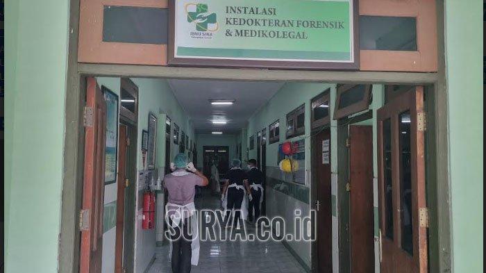 Suasana kamar mayat RSUD Ibnu Sina Gresik.