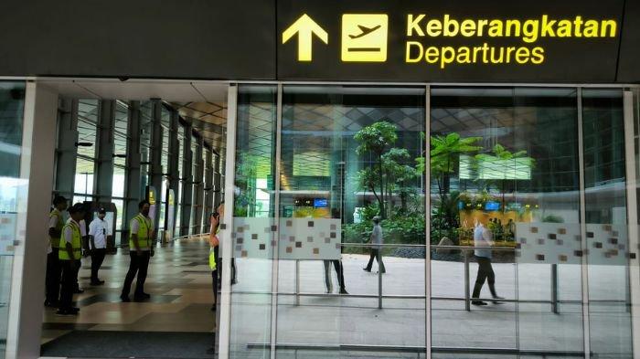 Suasana pintu keberangkatan di bandara Dhoho Kediri, Jum'at (5/4/2024)