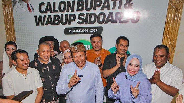 Subandi-Mimik Idayana bersama para pendukungnya di kediaman Subandi di Desa Pabean, Kecamatan Sedati, Sidoarjo. Subandi-Mimik Idayana menangi Pilkada Sidoarjo 2024 versi hitung cepat yang dilakukan tim internalnya.