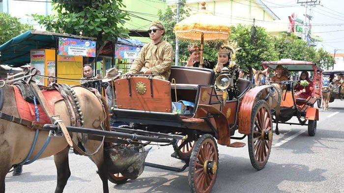 Plt Bupati Sidoarjo, Subandi bersama istri dan rombongan menaiki kereta kuda menuju makam bupati pertama Sidoarjo, R.T. Notopuro yang bergelar Tjokronegoro I, yang lokasinya tak jauh dari pendopo.