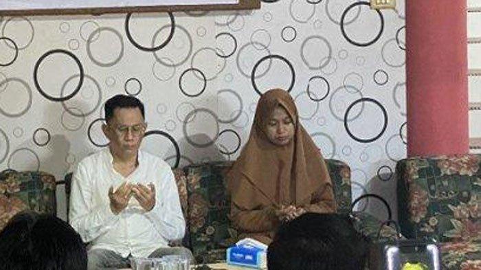 Guru Supriyani saat gelar doa bersama jelang hadapi sidang vonis. Begini Sulitnya Keluarga Guru Supriyani Mau Gelar Doa Bersama, Malah Dilempar ke Polres.