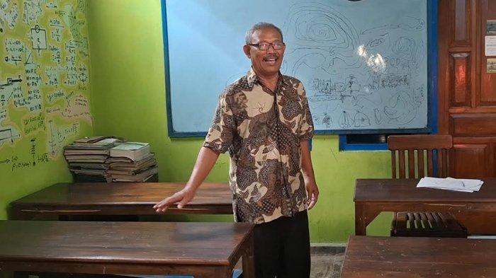 Pensiunan Guru Fisika SMPN 2 Ngawi, Sunyoto (64) saat menunjukkan ruang les tempat Mensesneg Prasetyo Hadi menimba ilmu.