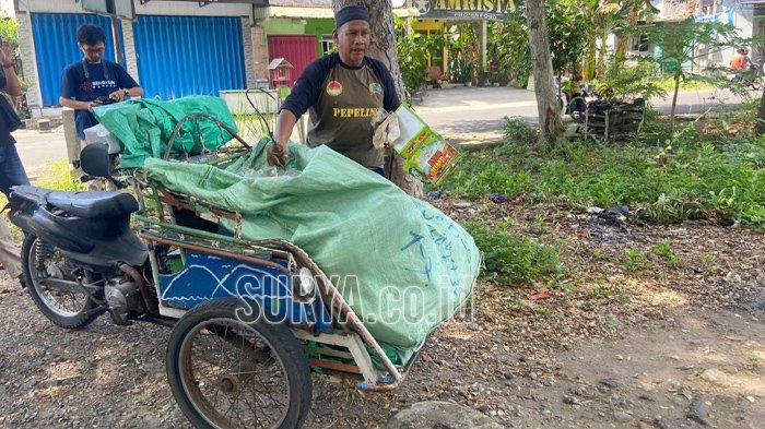 Supartono (61), warga Jalan Sekar Taman, Kelurahan Tonatan, Kecamatan/Kabupaten Ponorogo, pemulung yang akan berangkat Ibadah Haji 2024.