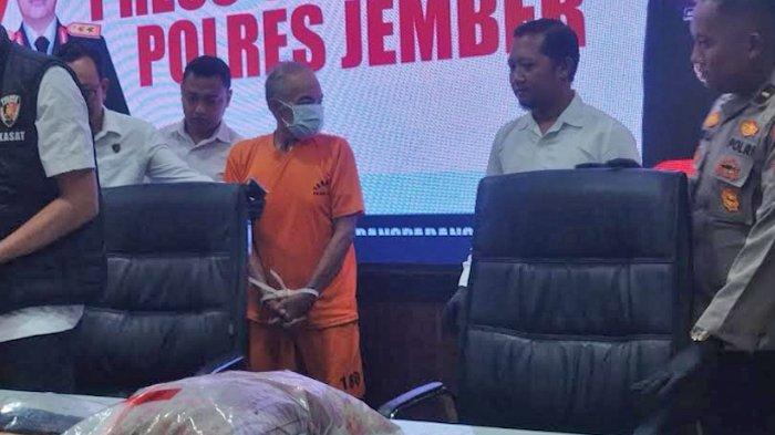 Suri (baju oranye), tersangka kasus kematian perempuan berstatus janda bernama Muslimah (55) di Desa Patemon, Kecamatan Tanggul, Jember, Jawa Timur.