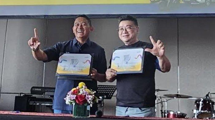 Sutandi Purnomodisi Direktur Marketing Pakuwon Group (kanan) bersama Hendra Wahyudi, Regional CEO Bank Mandiri Region VIII/Jawa 3, saat penandatanganan kerjasama program belanja berhadiah untuk PG card member TP dan PM Surabaya yaitu Shop Til U Drive (STUD).