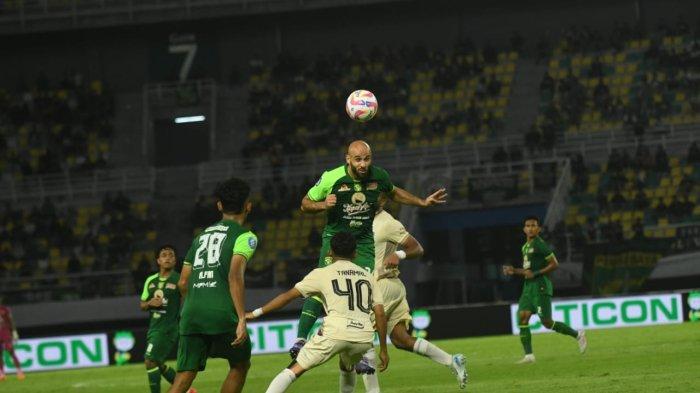 TANDUKAN - Gelandang Persebaya Surabaya, M Rashid menanduk bola di laga melawan Persita Tangerang dalam lanjutan pekan ke-21 Liga 1 2024/2025 di Stadion Gelora Bung Tomo, Surabaya pada Jumat (31/1) malam.