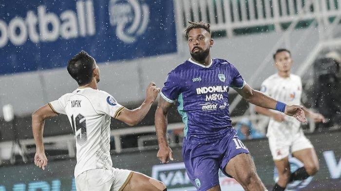 TEBAR ANCAMAN - Striker Persita Tangerang Marios Ogboe saat beraksi di laga melawan Madura United di Stadion Pakansari, Bogor, Jumat (24/1) lalu. Ogboe bisa jadi pemain yang harus diwaspadai Persebaya Surabaya pada pekan ke-21 Liga 1 2024/2025
