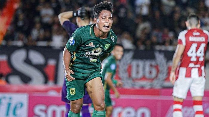 Toni Firmansyah merayakan gol penentu kemenangan Persebaya atas Persis Solo di Stadion Manahan, Solo, Sabtu (1/7/2023)