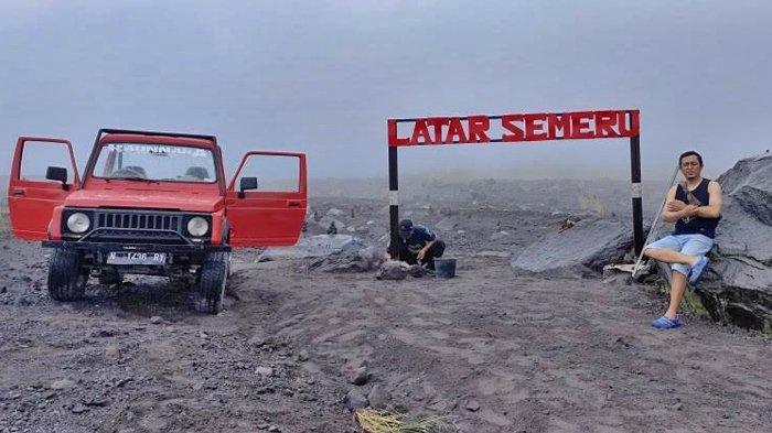 TRIP JEEP LATAR SEMERU - Mobil Suzuki Katana yang digunakan sebagai sarana tur Off Road Trip Jeep Latar Semeru di Dusun Kajarkuning, Desa Sumberwuluh, Kecamatan Candipuro, Kabupaten Lumajang, Jawa Timur. Wisata pengalaman tersebut bisa dipesan dengan harga Rp 350 ribu.
